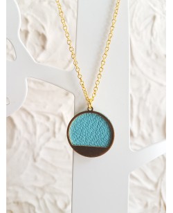 Collier plaqué or et pendentif laiton avec cuir de veau bleu