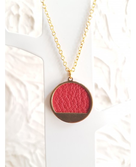 Collier plaqué or et pendentif laiton avec cuir de veau rouge