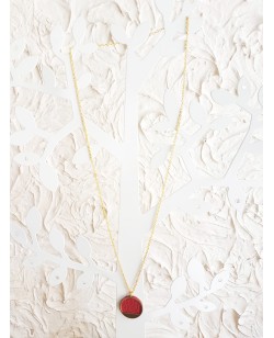 Collier plaqué or et pendentif laiton avec cuir de veau rouge