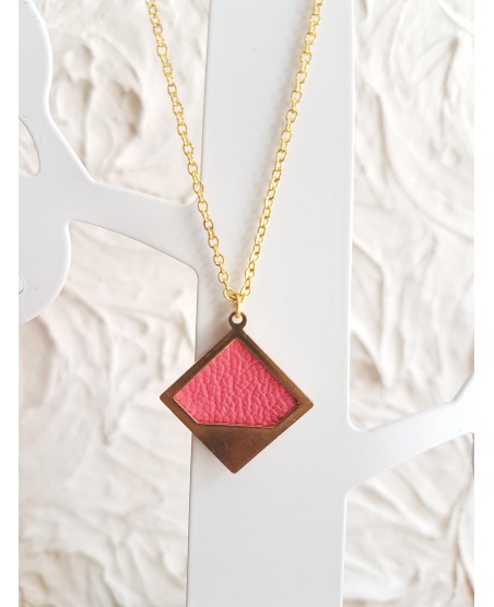 Collier plaqué or et pendentif laiton avec cuir de veau rose Collier plaqué or et pendentif laiton avec cuir de veau rose